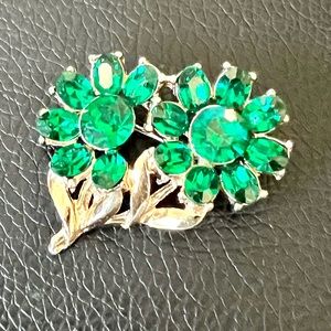 VTG Emerald Green Rhinestone Flower Brooch Foiled Open Back Gold Tone Setting